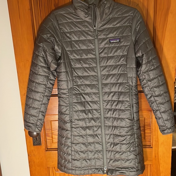 Excellent condition Patagonia nano puff parka in feature gray in small S - Picture 2 of 4